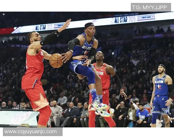 篮球运动员与明星风采对比展现运动与时尚的完美结合